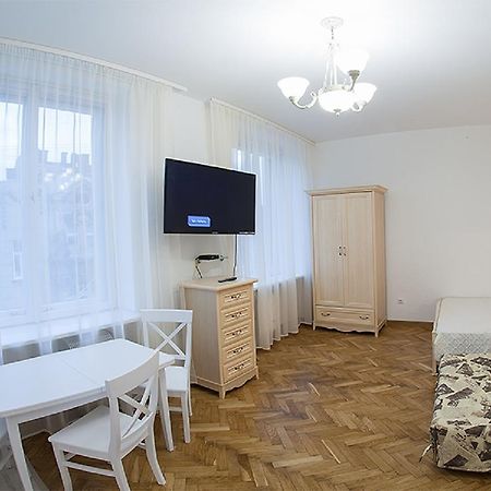 Квартира На Вулиці Дорошенка 12 В Центрі Львова Недалеко Оперного Театру З Власною Парковкою У Дворі 外观 照片